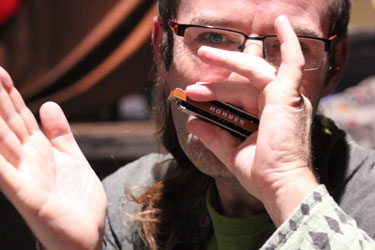 Quim Roca plays harmonica